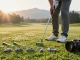 Ulasan putter terbaru di https://puttperfection.com/putter-reviews dengan golfer yang fokus di lapangan golf yang indah.