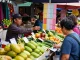 Suasana pasar lokal yang sibuk dengan vendor menjelaskan nomor rejeki.